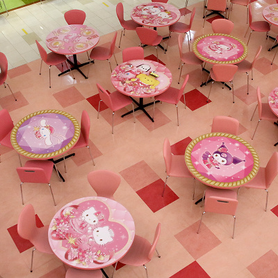 レストランのテーブルもクリスマスデザインに／ピューロランド・クリスマス2022