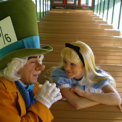 おかしなティーパーティーを主催するマッドハッターとアリス