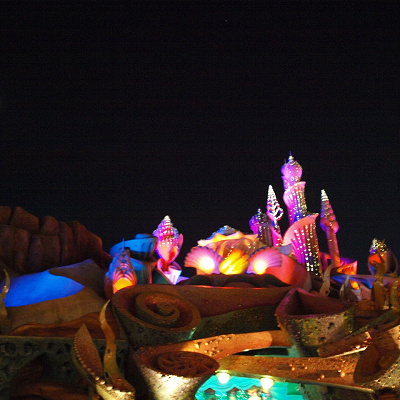 夜のマーメイドラグーンは　もっと幻想的になります。