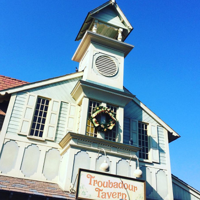 お店のサインボードはキュートなソフトクリームの形です