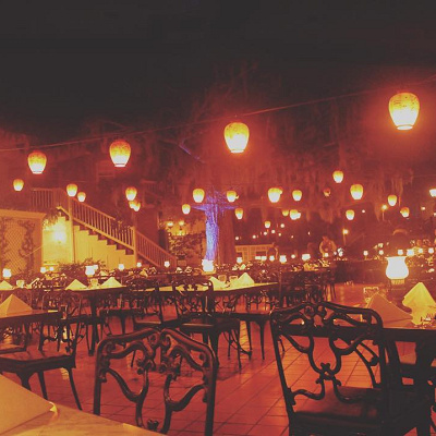 店内には無数のちょうちんが