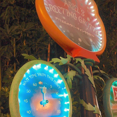 入口には待ち時間の表示があります