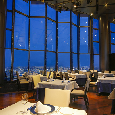 Top of Universalは大きなガラス張りの窓からの夜景も最高