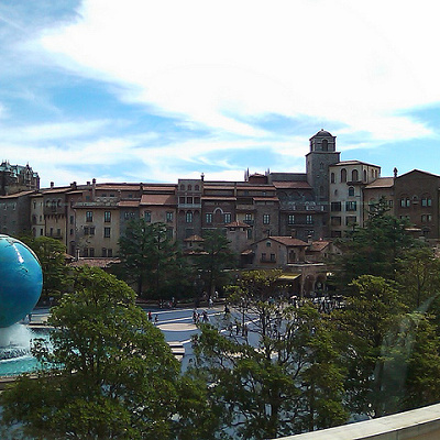 シンボルのアクア・スフィアで絶対撮りたい2ショット写真