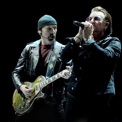 U2のボーカル・ボノ（右）