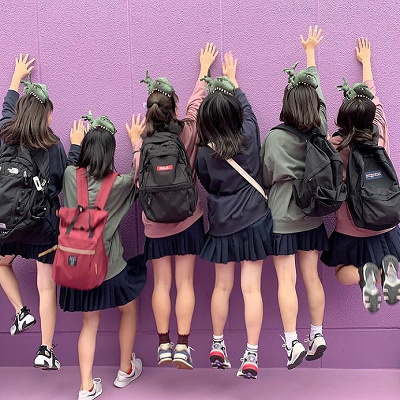 制服×トレーナー×恐竜カチューシャ