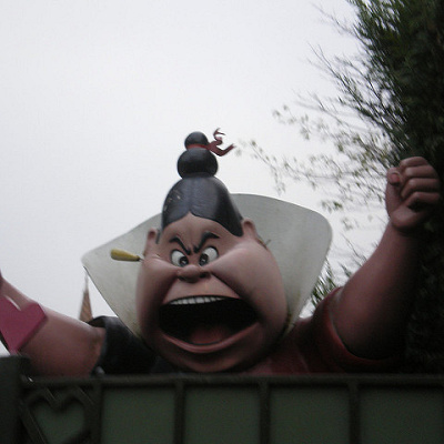 ディズニーの女王には珍しく、「美しくない女王」です