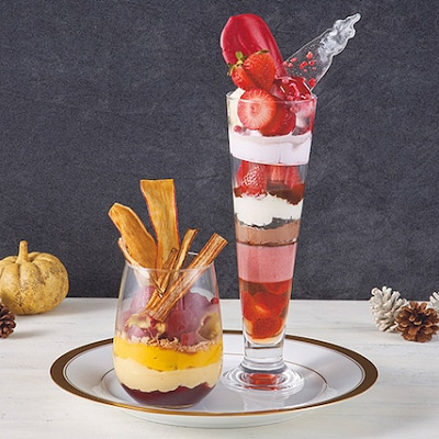 USJ秋フード：Flavors of the Harvest ～洋ナシのコンポートとさつまいもカスタード～（左）と苺とチョコレートのパフェ（右）