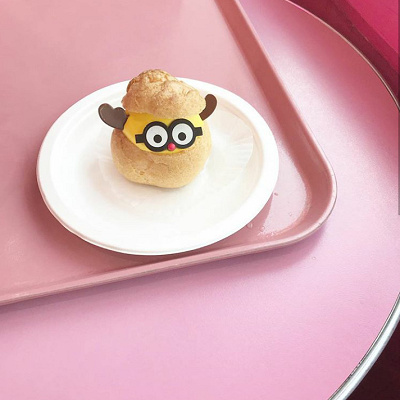 USJピンクカフェはトレーもピンク色