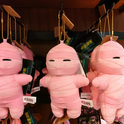 USJ×呪術廻戦コラボグッズ：ぬいぐるみキーチェーン（五条先生のお土産）