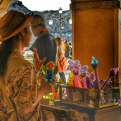 手を振るキャスト