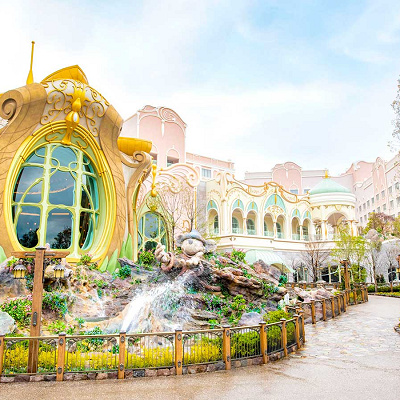 「グランパラディ・ラウンジ」は大きな窓が印象的