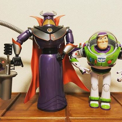 ザークとバズの関係は？