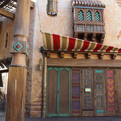 お店が閉まっているときは、カラフルでかわいい壁が見れます♡