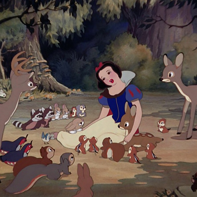 森の中で泣き崩れていた白雪姫に、最初に近付いてきた動物はどっち？