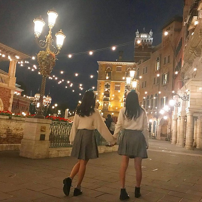 白ニット×ミニスカートのコーデ