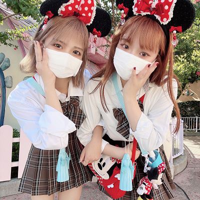 白シャツ チェックスカート