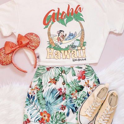 白Tシャツ×柄ボトムスコーデ