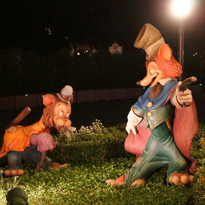 キツネのファウルフェローとネコのギデオンの木彫り