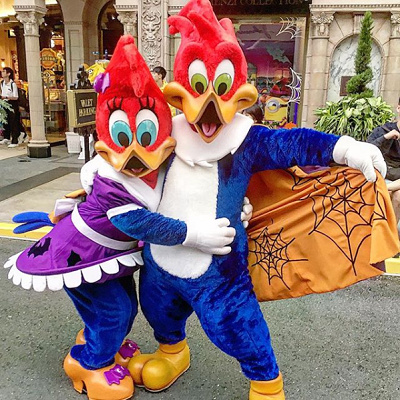 ハロウィンコスチュームのウッディ・ウッドペッカーとウィニー・ウッドペッカー