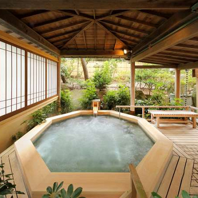 豪華な露天ジャグジーも楽しめます（鴨川館）