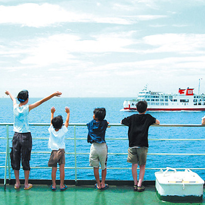 フェリーで海風を浴びながらの移動もできます