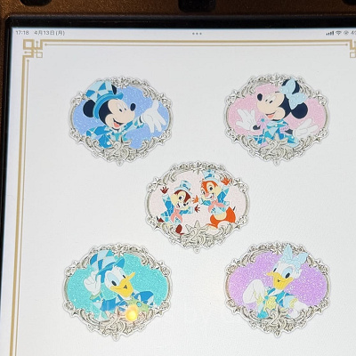 25周年デザインのピンバッジ