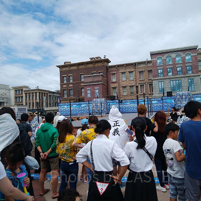 ミニオンクールファッションショー5分前の様子（全員立ち上がって開演を待つ）