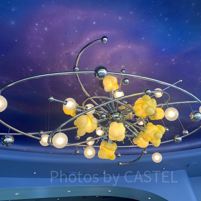 ”ビッグバン”を巨大ポップコーンで表現したシャンデリア