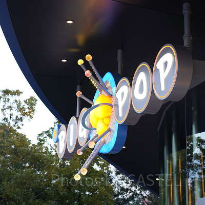 近未来的な宇宙をテーマにした外観