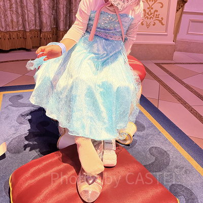 ガラスの靴を履こうとする娘　ピッタリ合うかしら？