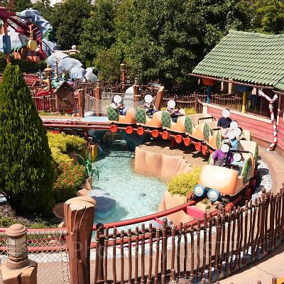 大人が乗るとスリル倍増のゴーコースター