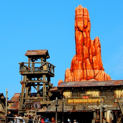 大きな岩山が目印☆