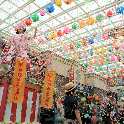 クライマックスでは大量の紙ふぶきが