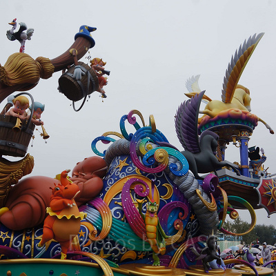 夢が大きすぎてフレームアウトするほど豪華絢爛なミッキーフロート