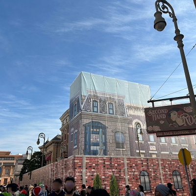 囲いがついたニューヨークエリアの建物（2025/12/1撮影）