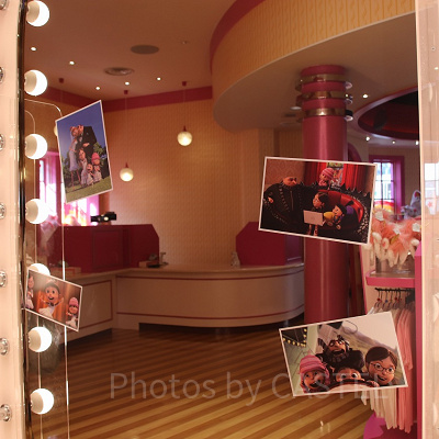 鏡にはグルーと三姉妹の写真