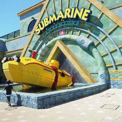 家族連れに人気なフォトスポット。「サブマリン・アドベンチャー」前にあります