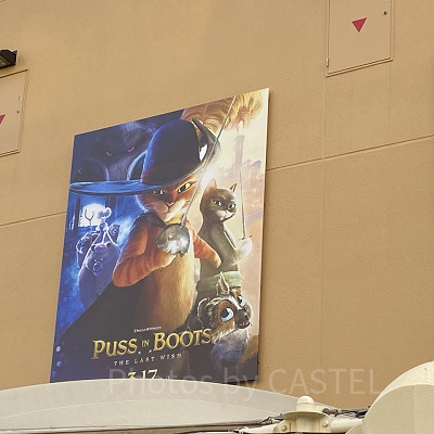 ハリウッドエリアに掲出された『長ぐつをはいたネコと9つの命』ポスター