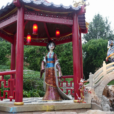 ヴォヤッジ・トゥ・ザ・クリスタル・グロット：かなり豪華なセットで迫力大のムーラン