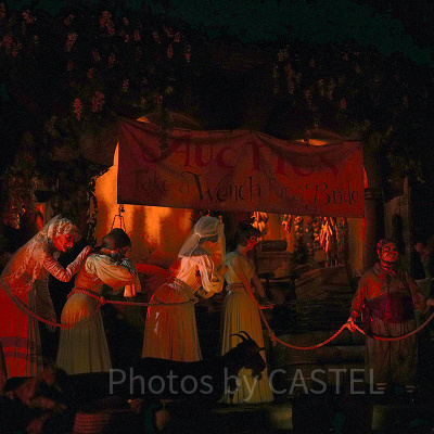 人身売買オークションが行われているシーン