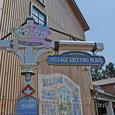 ダッフィーとシェリーメイが描かれた看板