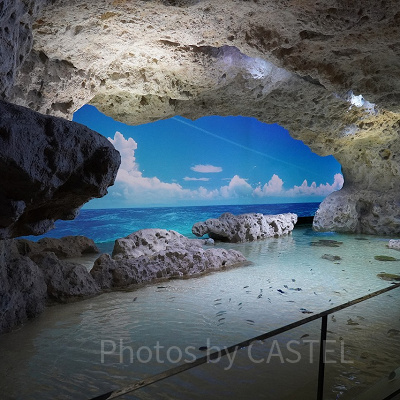 沖縄の表情豊かな空模様と波打ち際の海岸を再現した空間