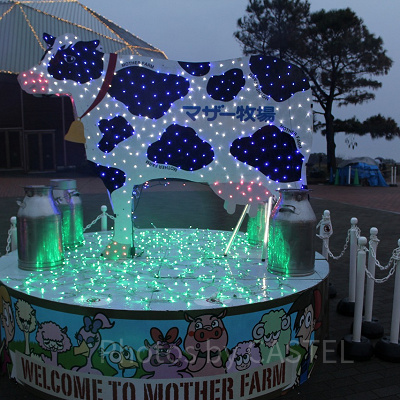 ゲストを出迎えてくれるキラキラな牛のオブジェ