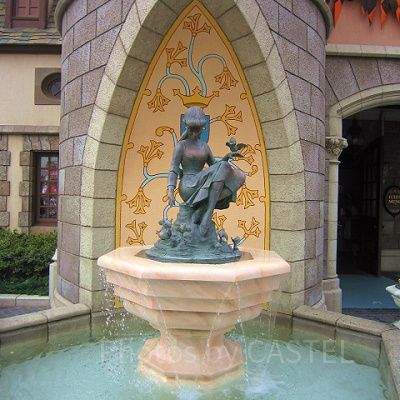 シンデレラ像が･･･あれれ？王冠をつけている？