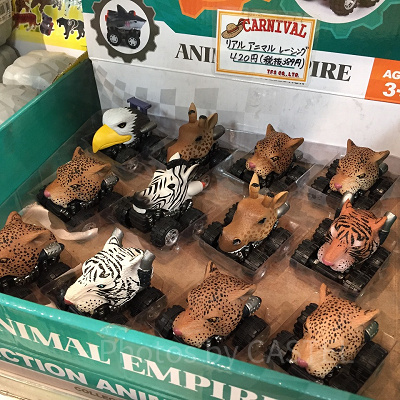 動物の顔を乗せた車が走るシュールなオモチャ