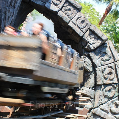 360度回転のスリル系ジェットコースター