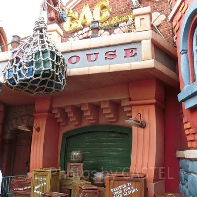 音が鳴る木箱が並んでる倉庫