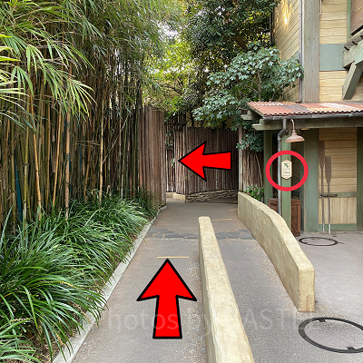 アドベンチャーランドエリアの喫煙所：建物に沿って左折→小道に入る