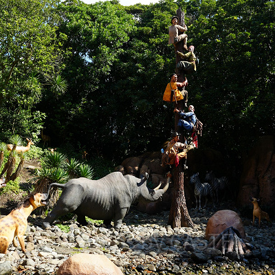 サイに襲われ木に登る探検隊